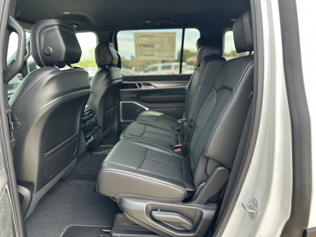 New 2026 Jeep Grand Wagoneer 4WD image 33