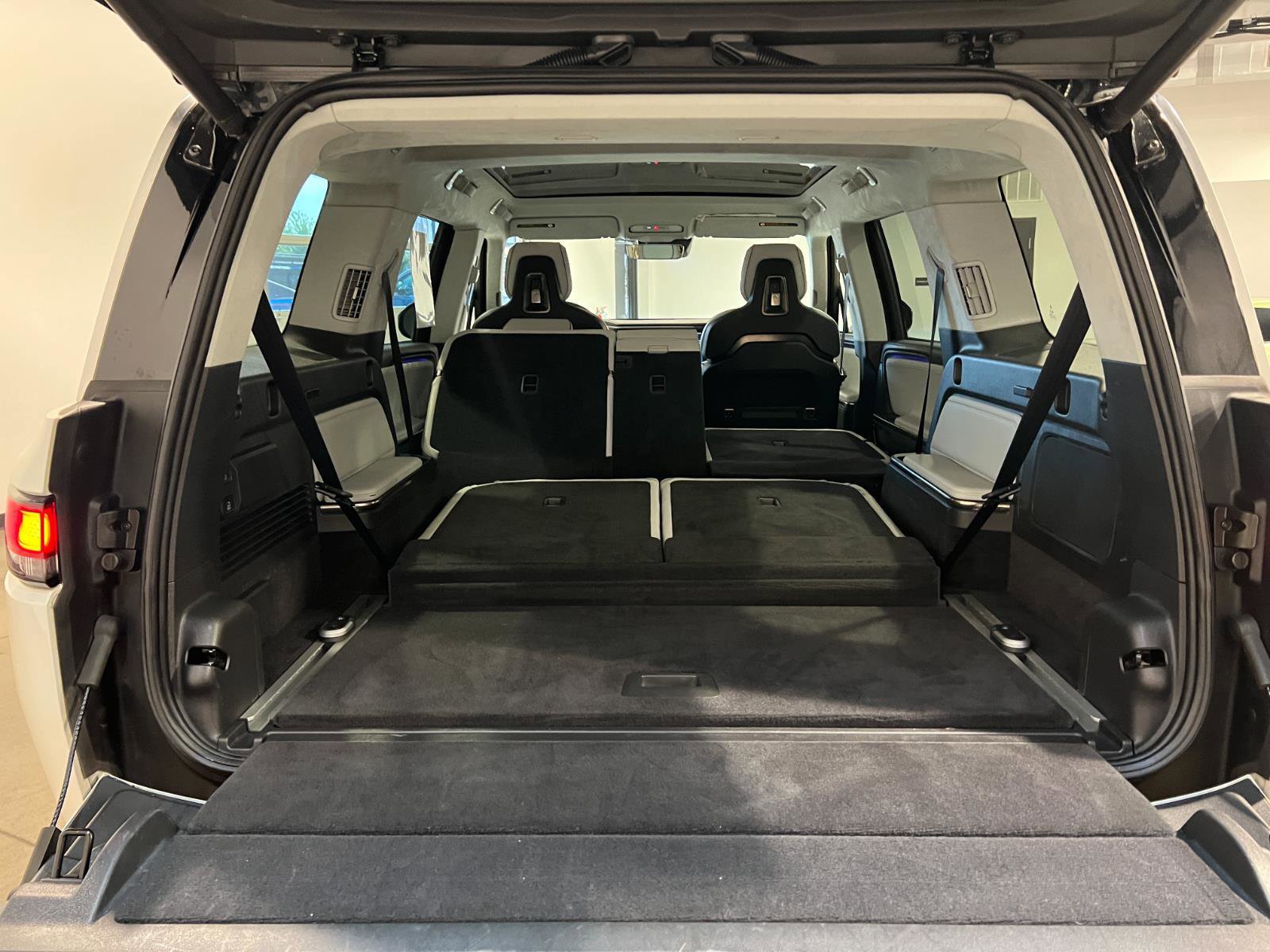 Used 2024 Rivian R1S Adventure AWD/4WD image 33
