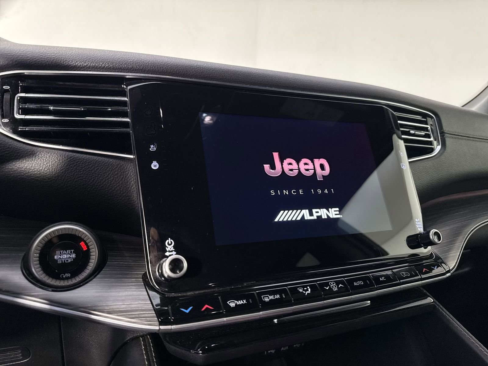 Used 2024 Jeep Wagoneer Series II w/ Flexible Seating Group image 6