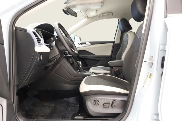 Used 2025 Volkswagen Taos SE image 13