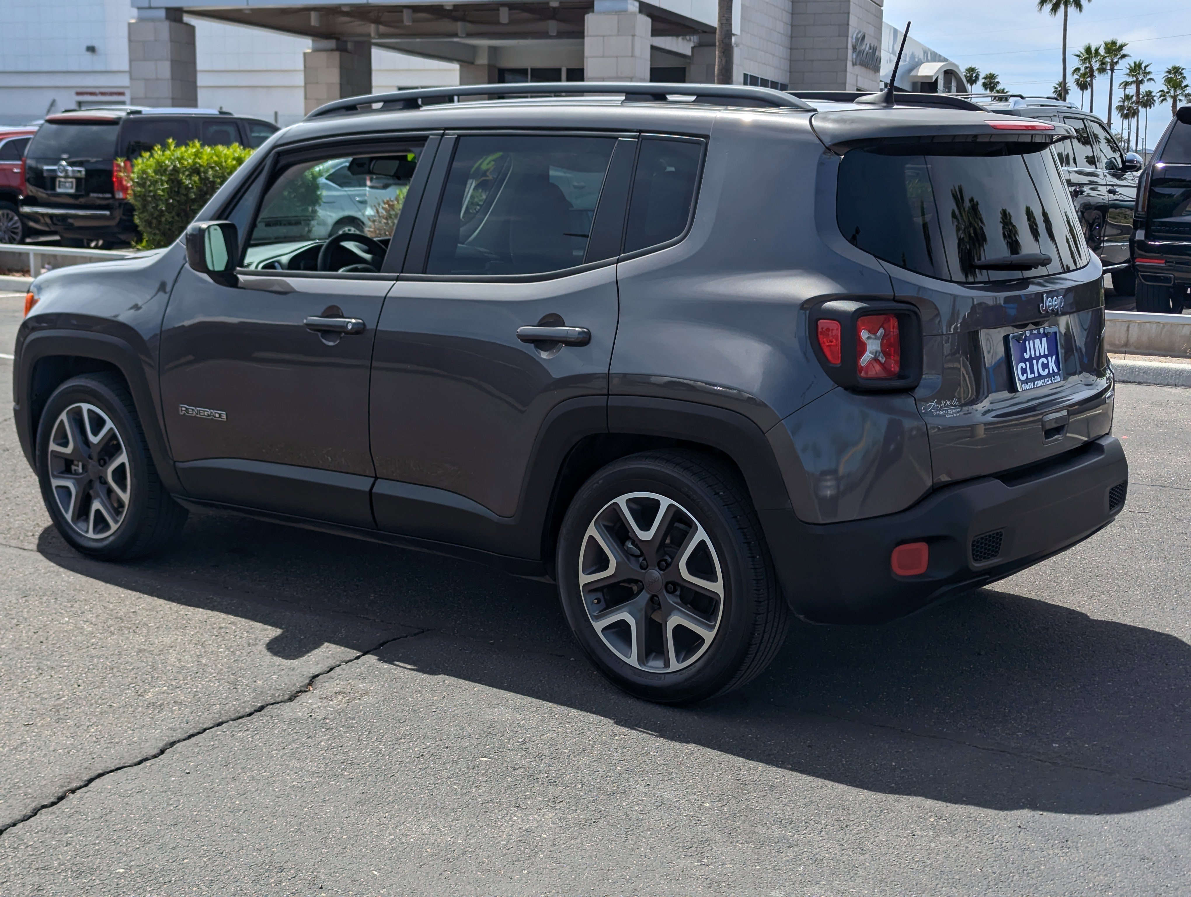 Used 2018 Jeep Renegade Latitude FWD image 4