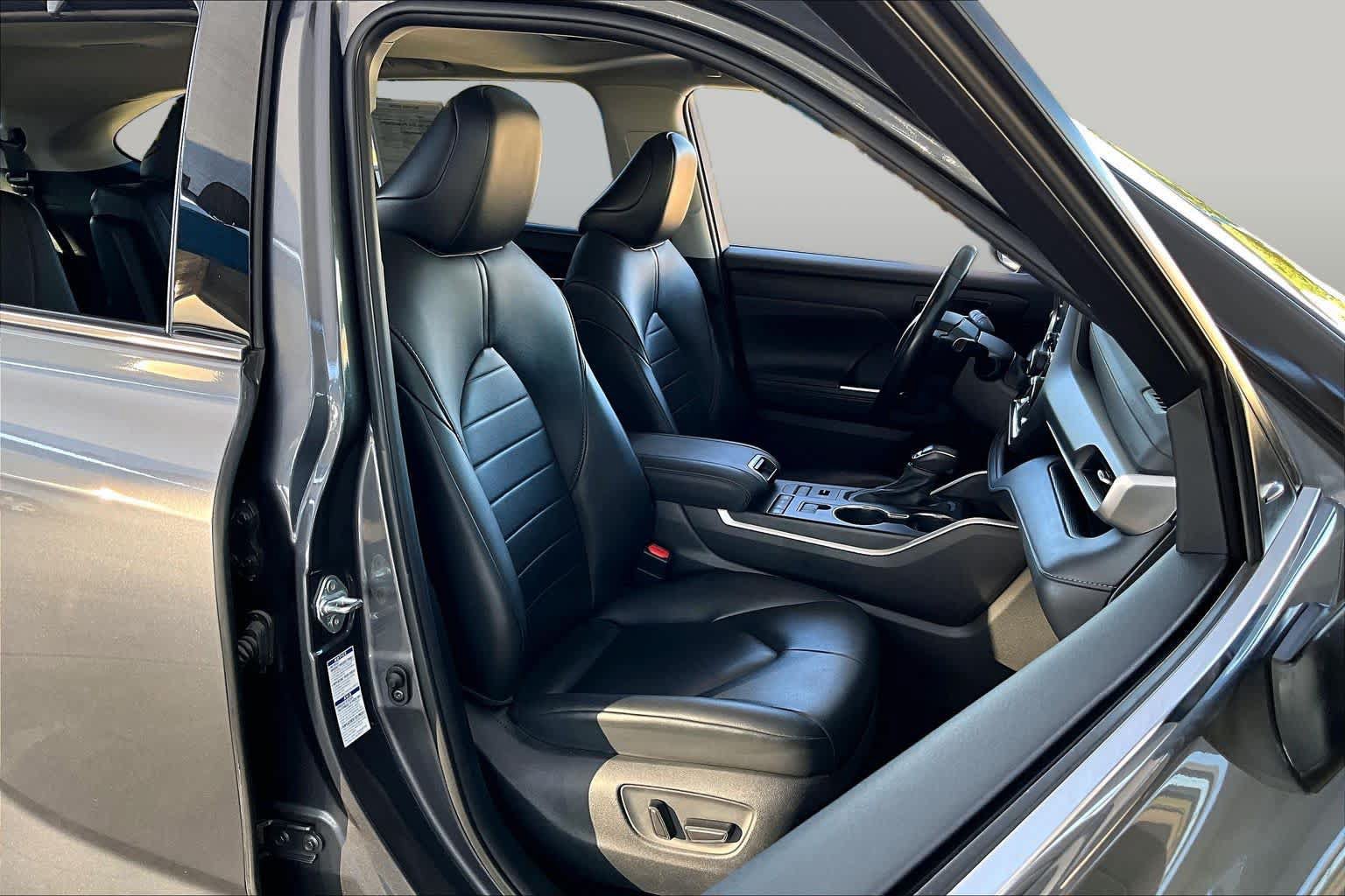 Used 2021 Toyota Highlander XLE AWD/4WD image 9