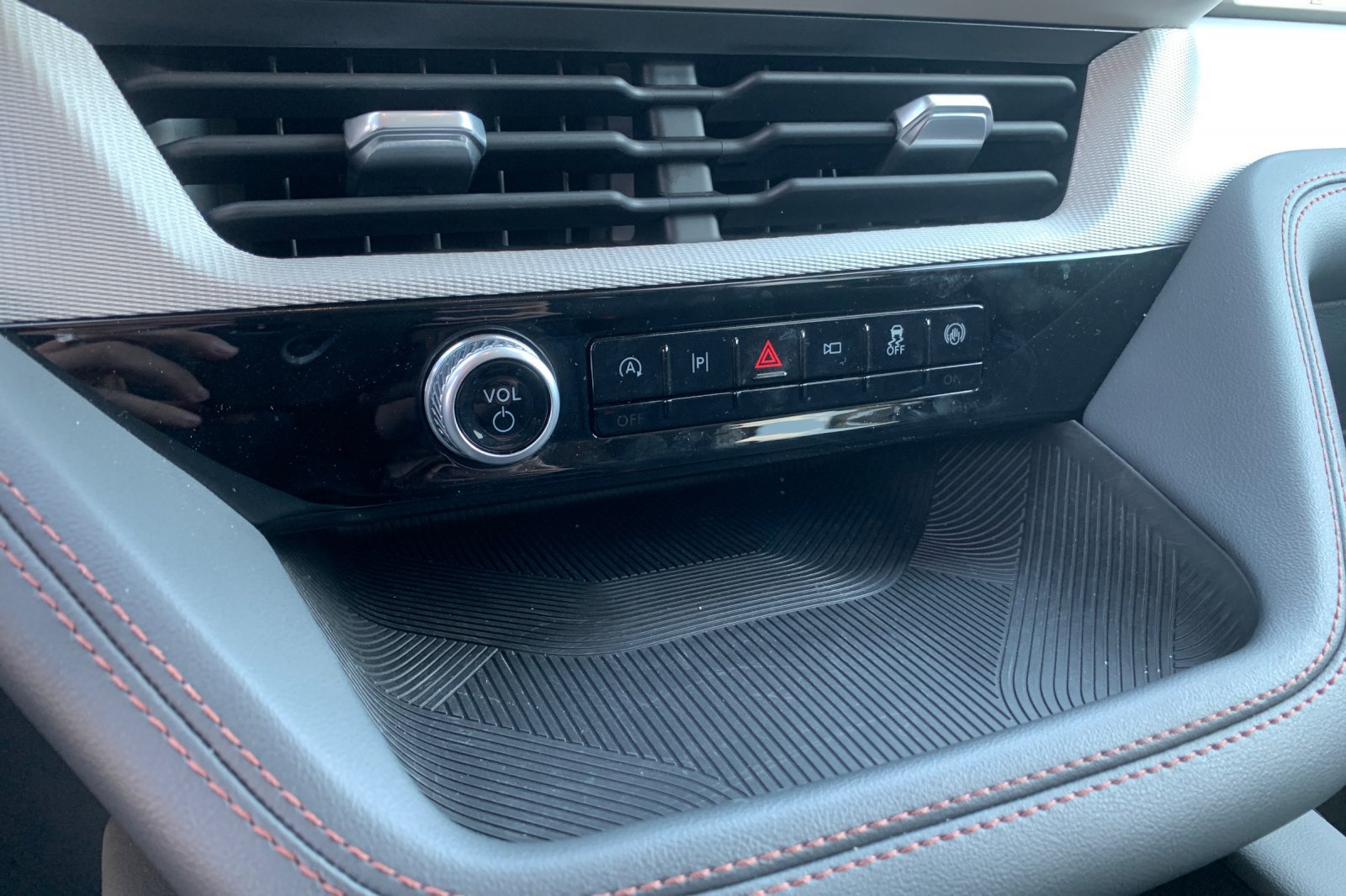 Used 2025 Ford Explorer Active AWD/4WD image 27