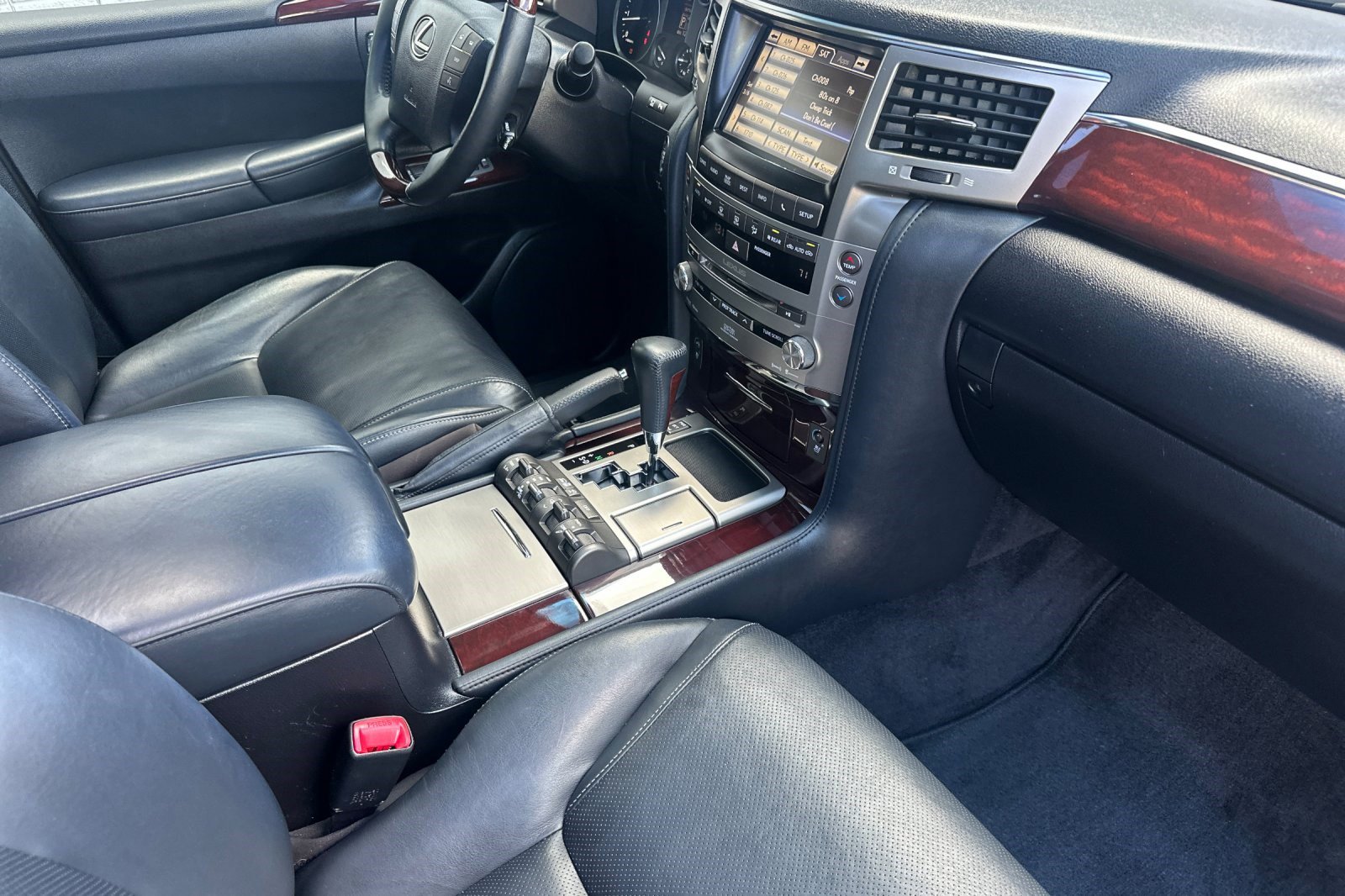 Used 2015 Lexus LX 570 4WD w/ Luxury Package image 20