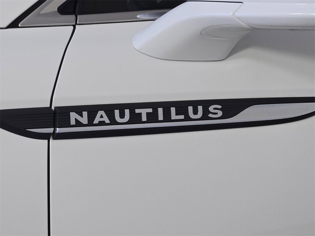 Used 2023 Lincoln Nautilus FWD w/ Premium Package image 6
