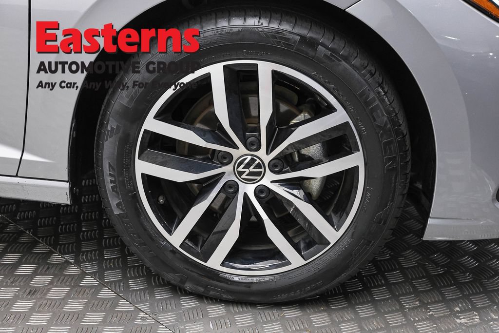 Used 2025 Volkswagen Jetta SE FWD image 30
