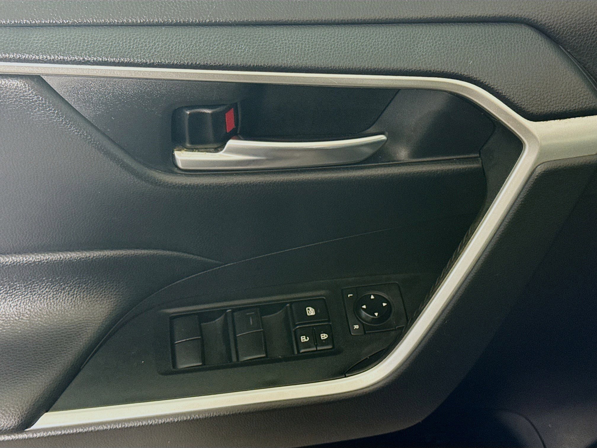 Used 2021 Toyota RAV4 XLE w/ Convenience Package image 24