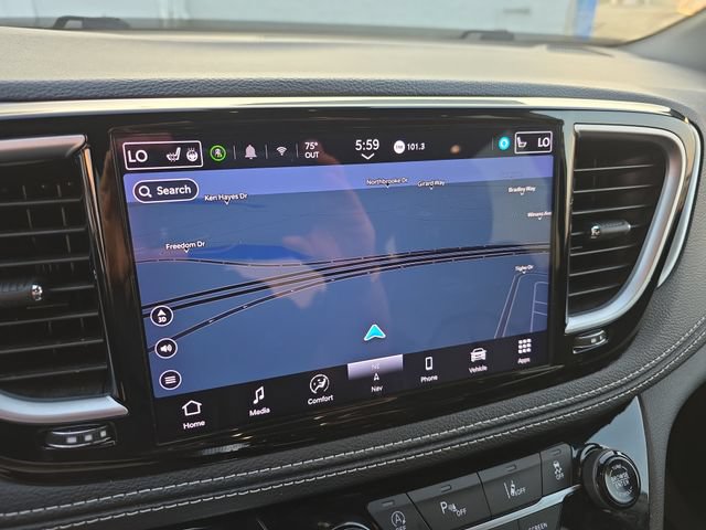 Used 2025 Chrysler Pacifica Limited FWD image 23