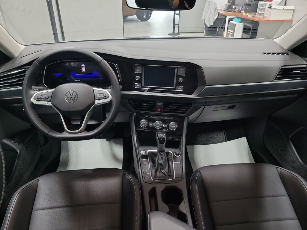 Used 2023 Volkswagen Jetta SE w/ Panoramic Sunroof Package FWD image 4