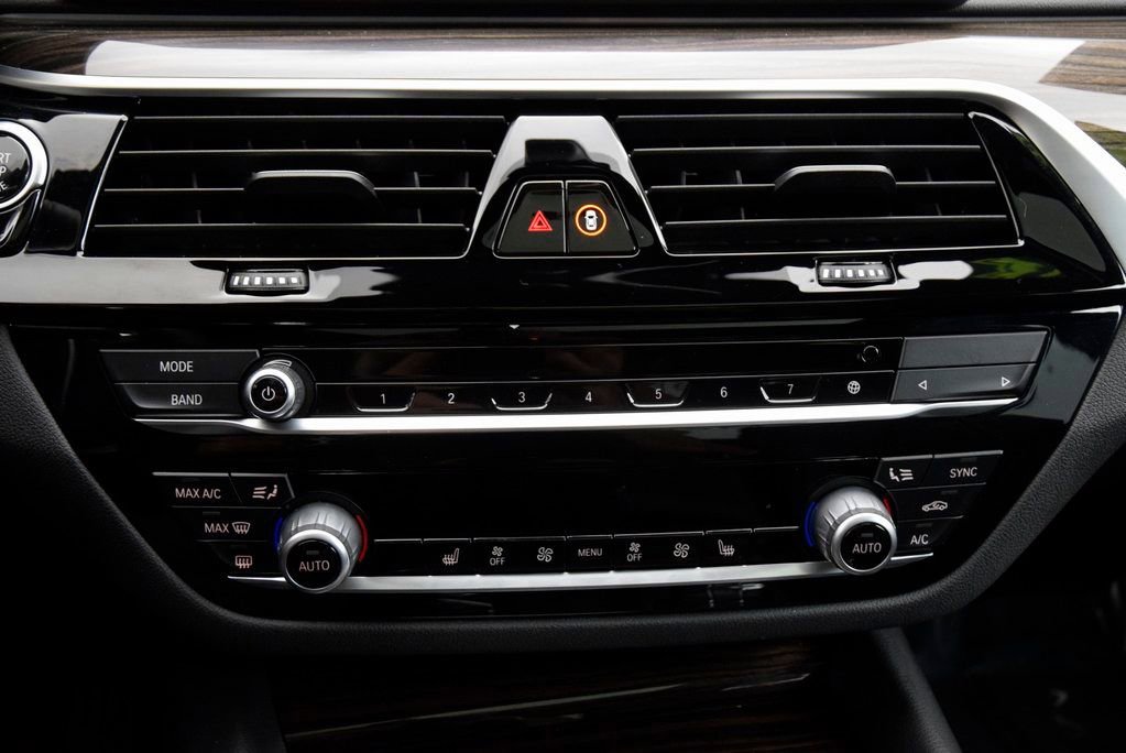 Used 2023 BMW 530i w/ Convenience Package image 29