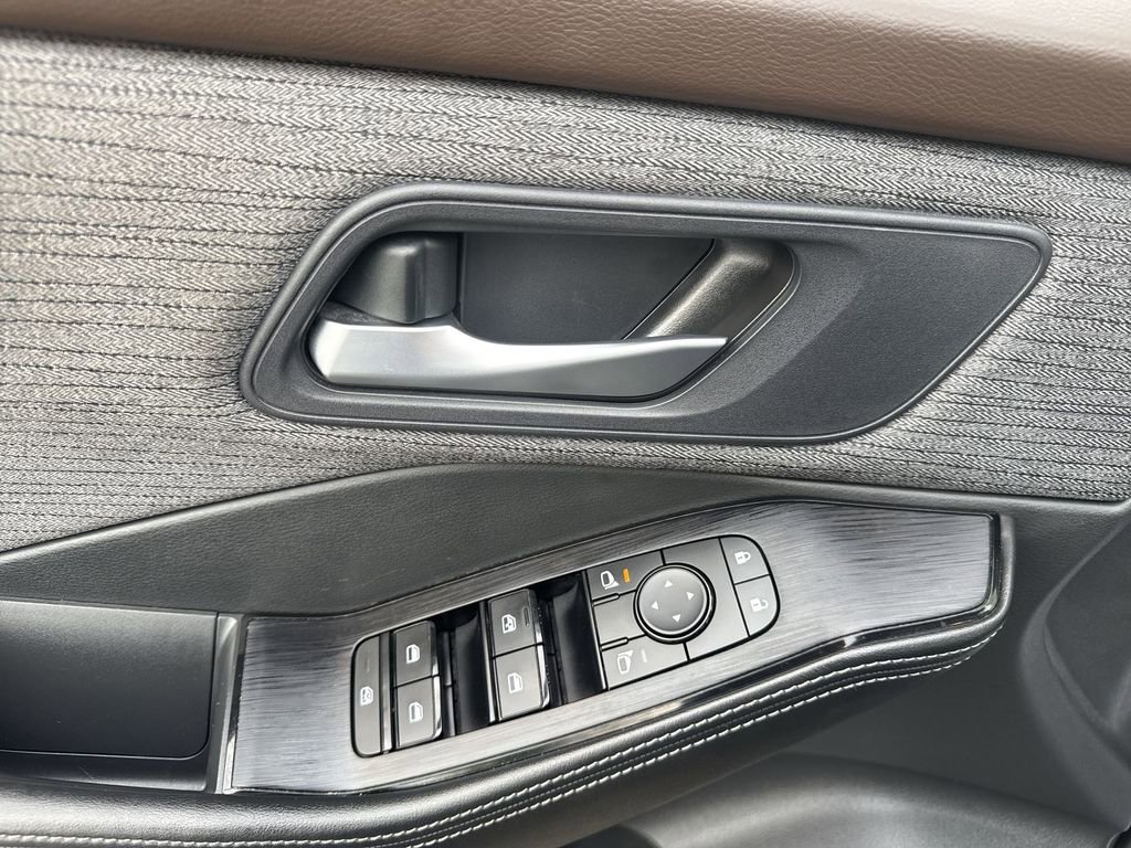 Used 2022 Nissan Rogue SV image 15