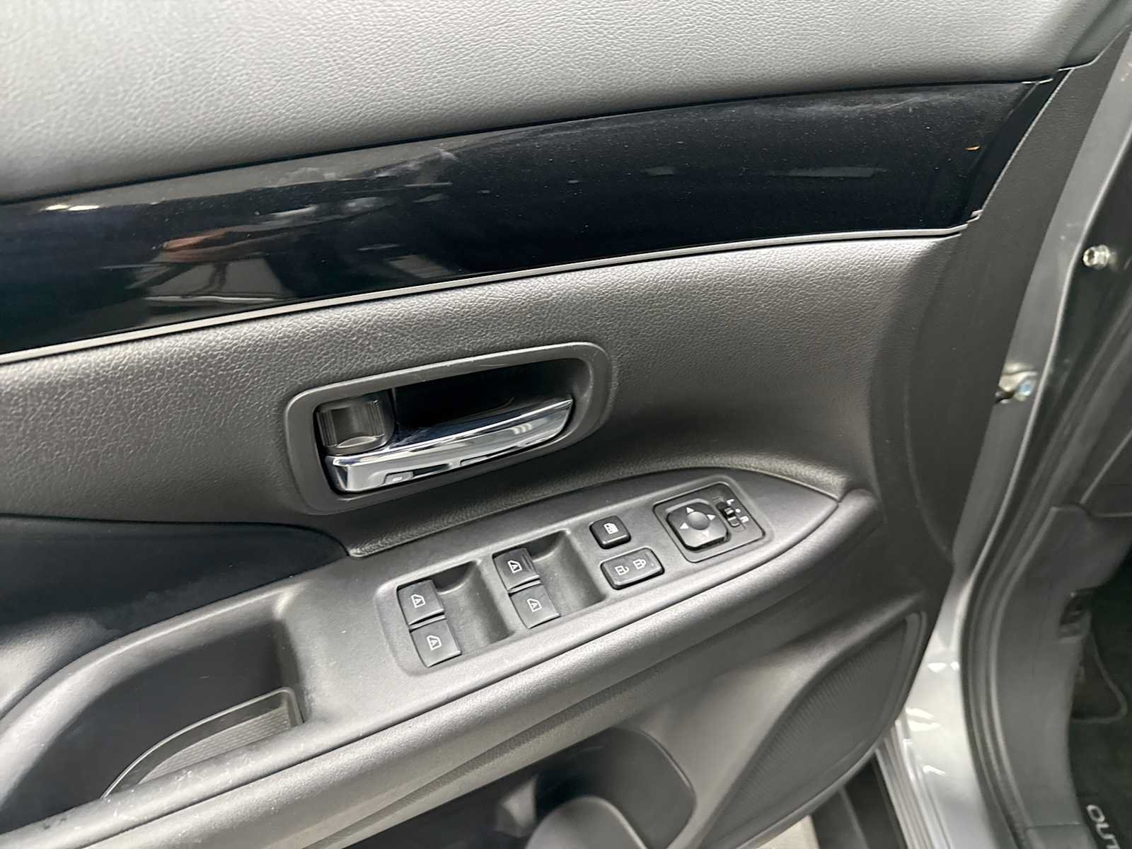 Used 2020 Mitsubishi Outlander SE AWD/4WD image 15