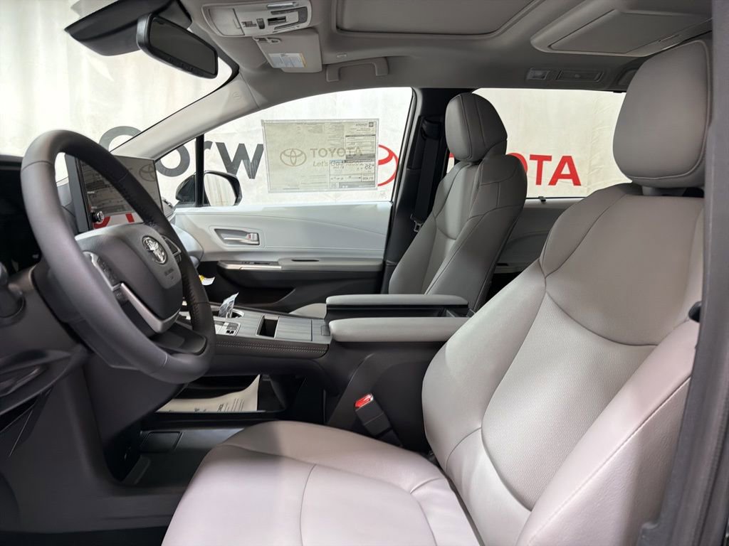 Used 2026 Toyota Sienna XLE image 23