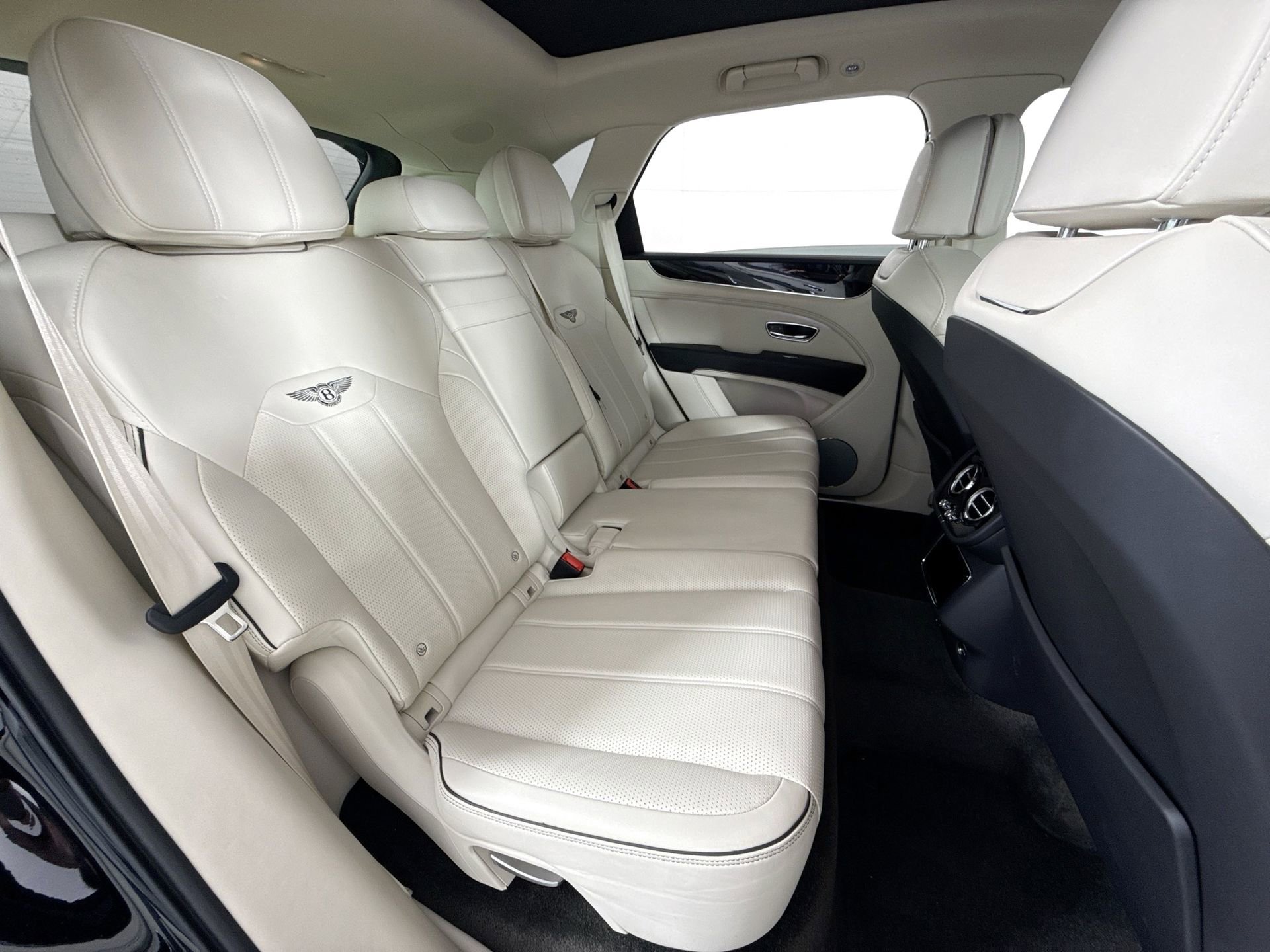 Used 2021 Bentley Bentayga AWD/4WD image 22