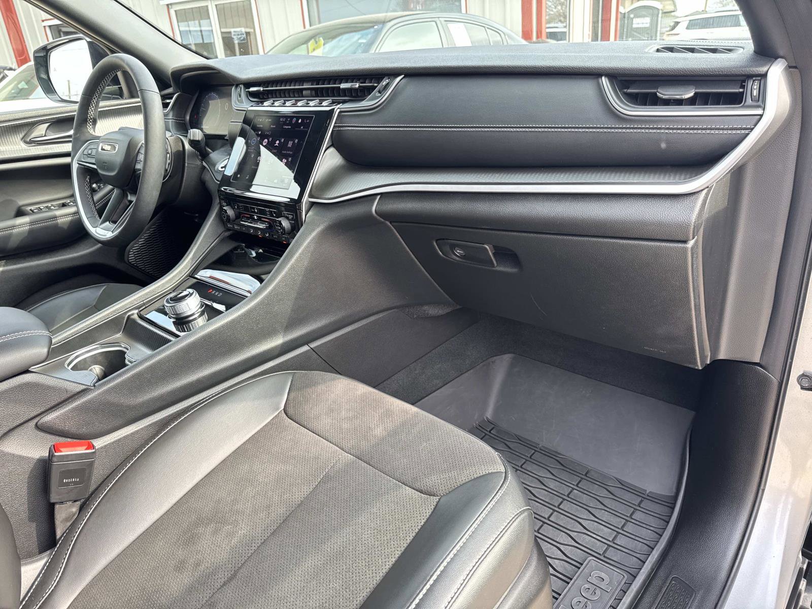 Used 2025 Jeep Grand Cherokee L Altitude image 12