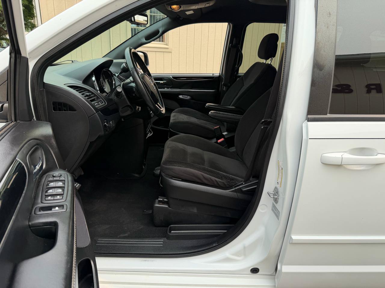 Used 2017 Dodge Grand Caravan SE FWD image 16