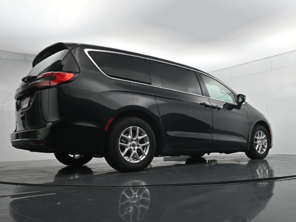 Used 2023 Chrysler Pacifica Touring-L FWD image 37