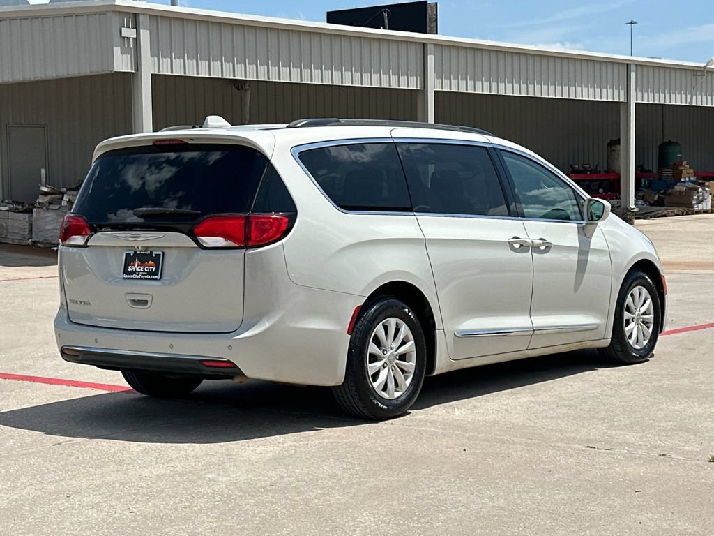 Used 2017 Chrysler Pacifica Touring-L FWD image 6