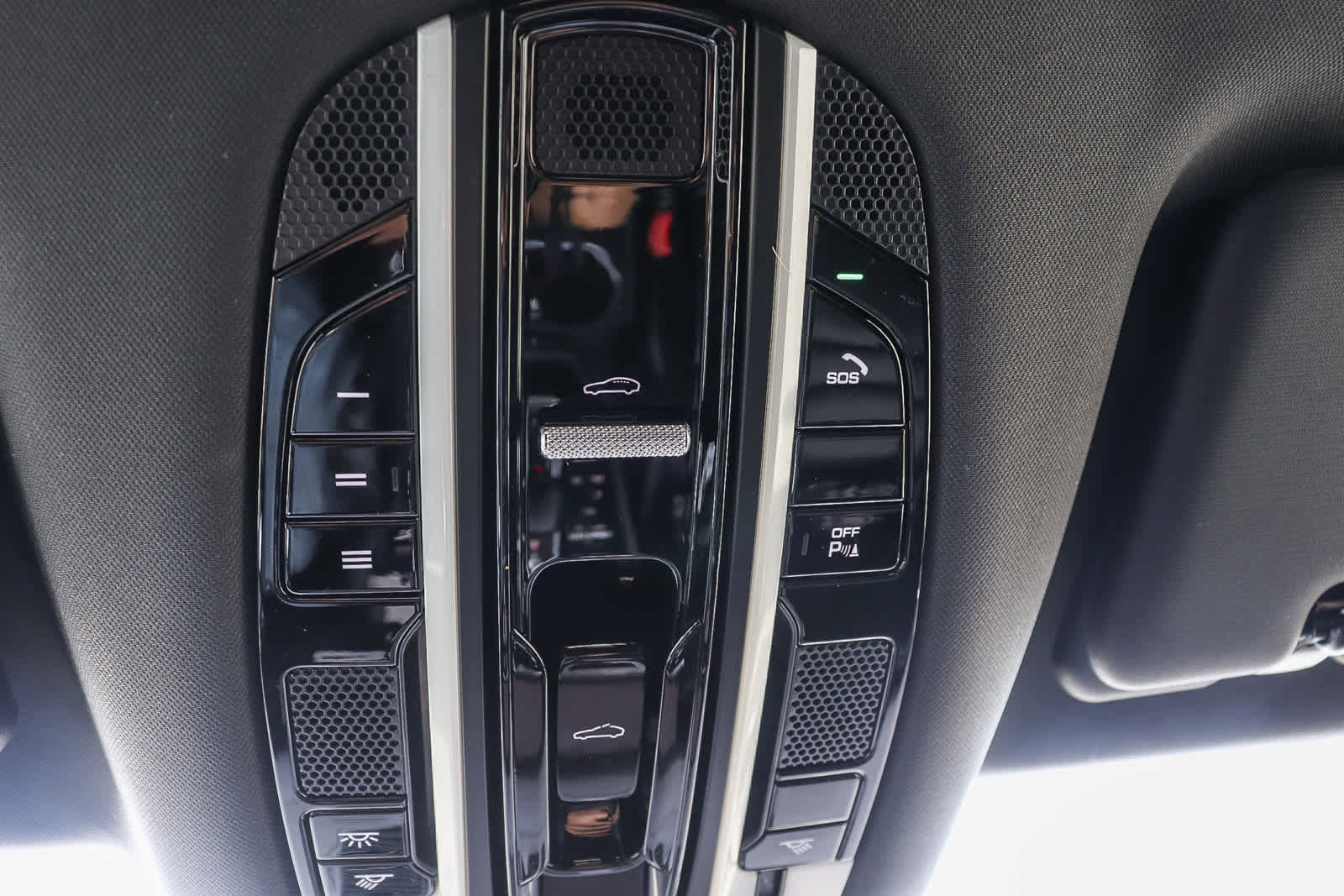 Used 2021 Porsche Cayenne w/ Driver Memory Package image 24