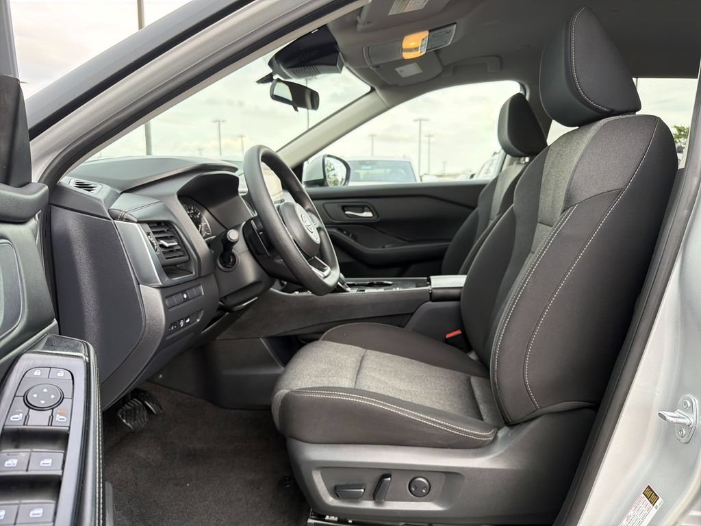 Used 2024 Nissan Rogue SV FWD image 11