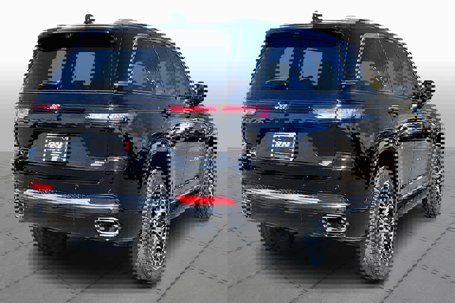 Used 2023 Jeep Grand Cherokee Summit image 13