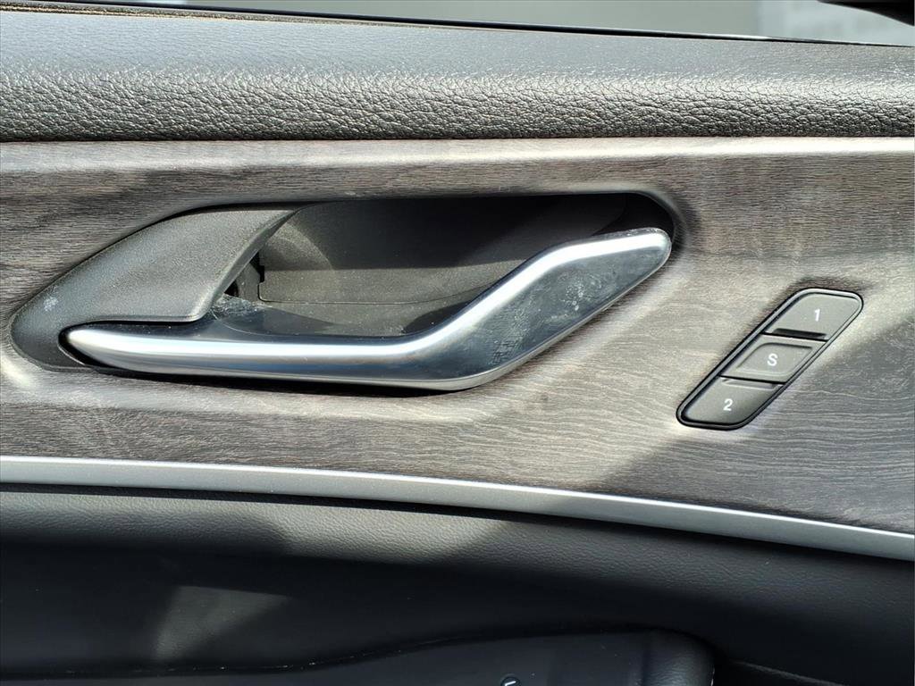 Used 2023 Jeep Grand Cherokee L Limited w/ Black Appearance Package image 18