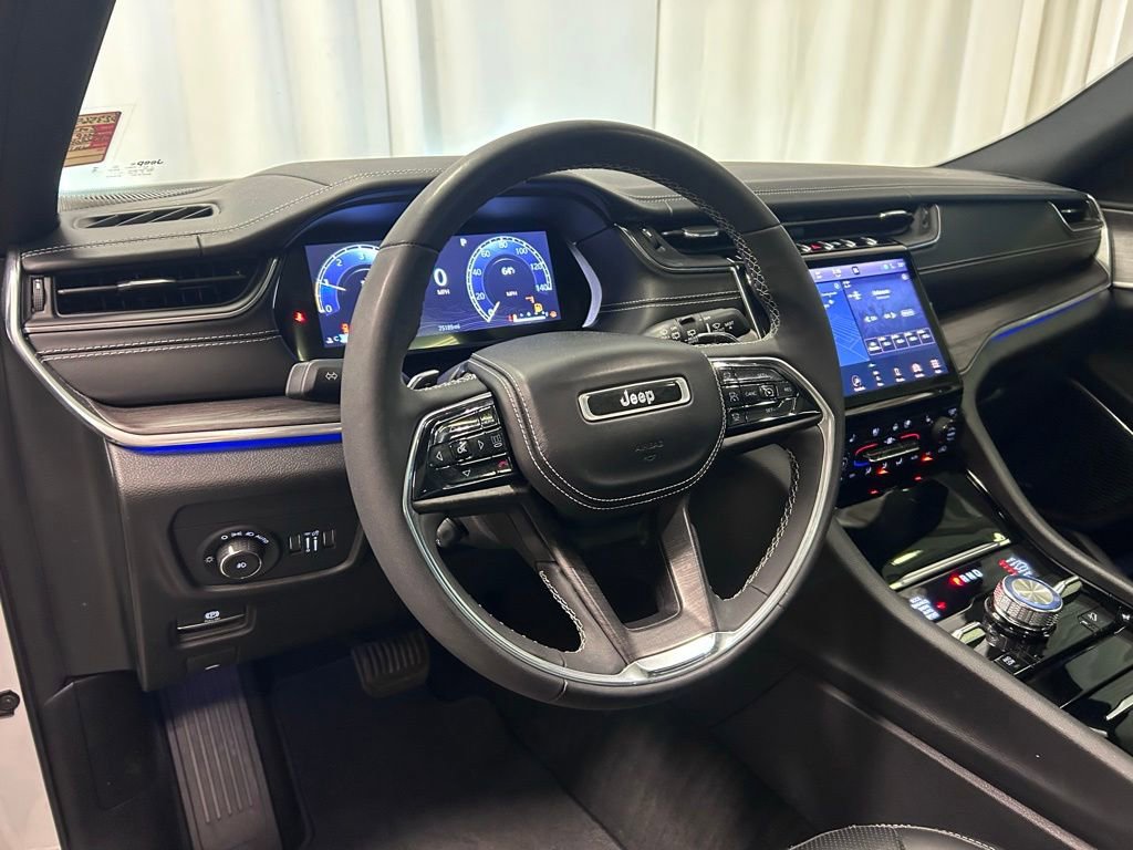 Used 2023 Jeep Grand Cherokee Overland AWD/4WD image 2