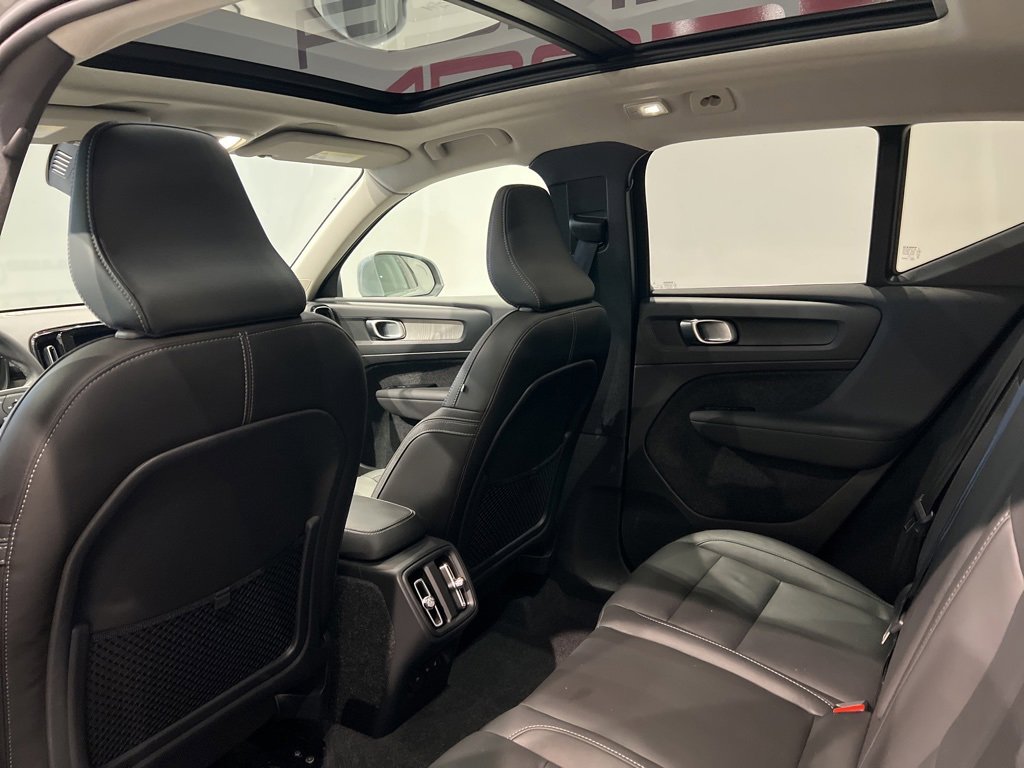 Used 2025 Volvo XC40 B5 Core image 26