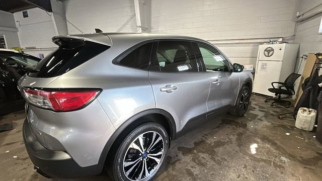 Used 2022 Ford Escape SE w/ SE Sport Appearance Package image 5