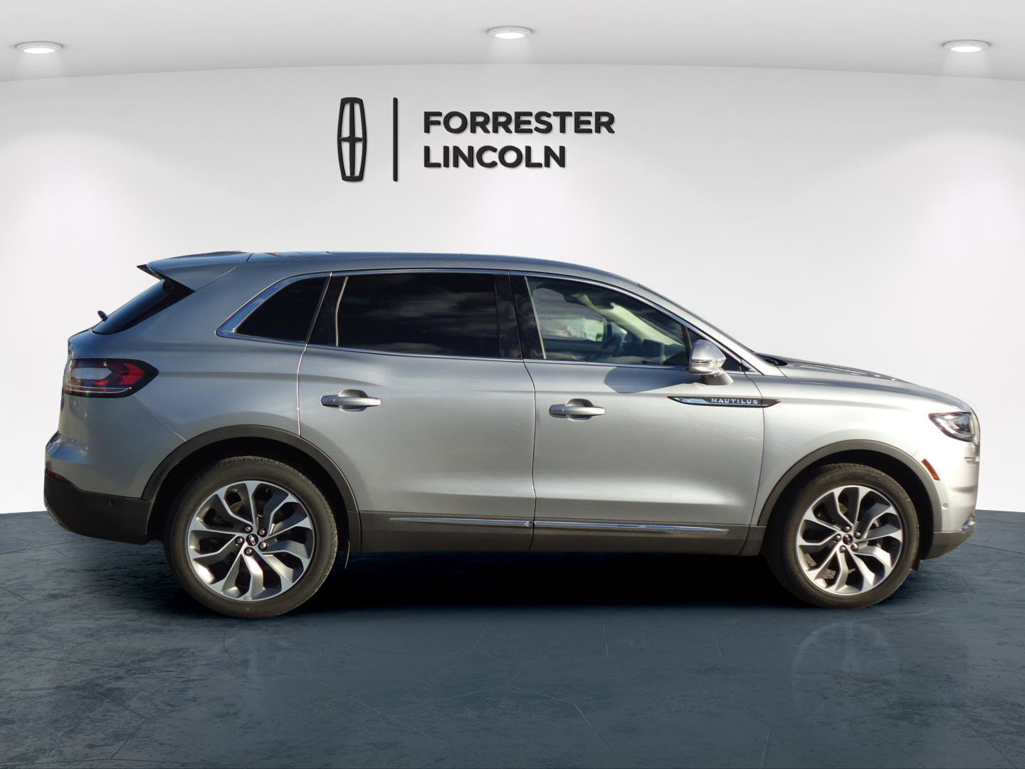 Used 2023 Lincoln Nautilus Reserve w/ Equipment Group 201A AWD/4WD image 2