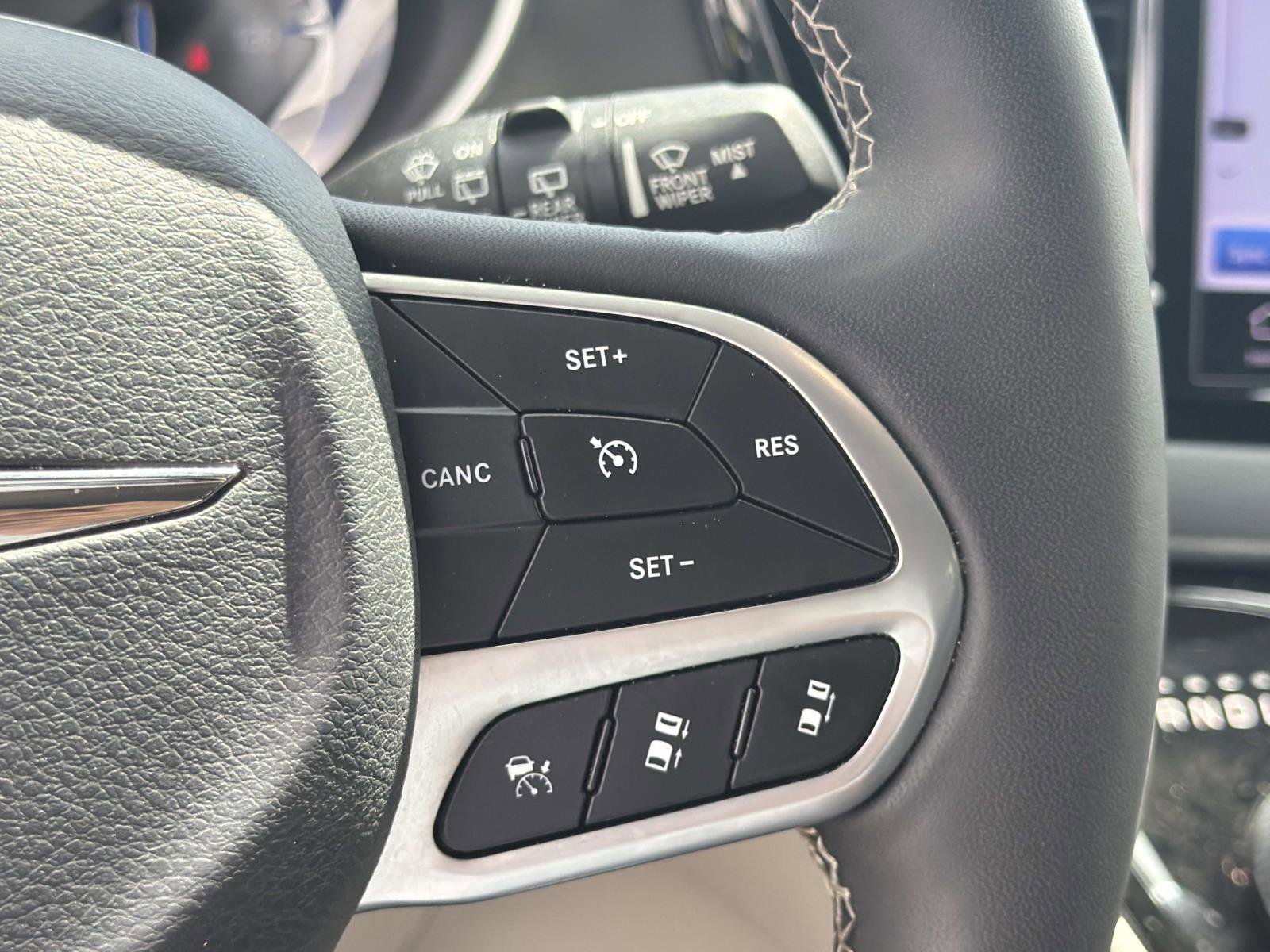 Used 2023 Chrysler Pacifica Touring-L FWD image 10