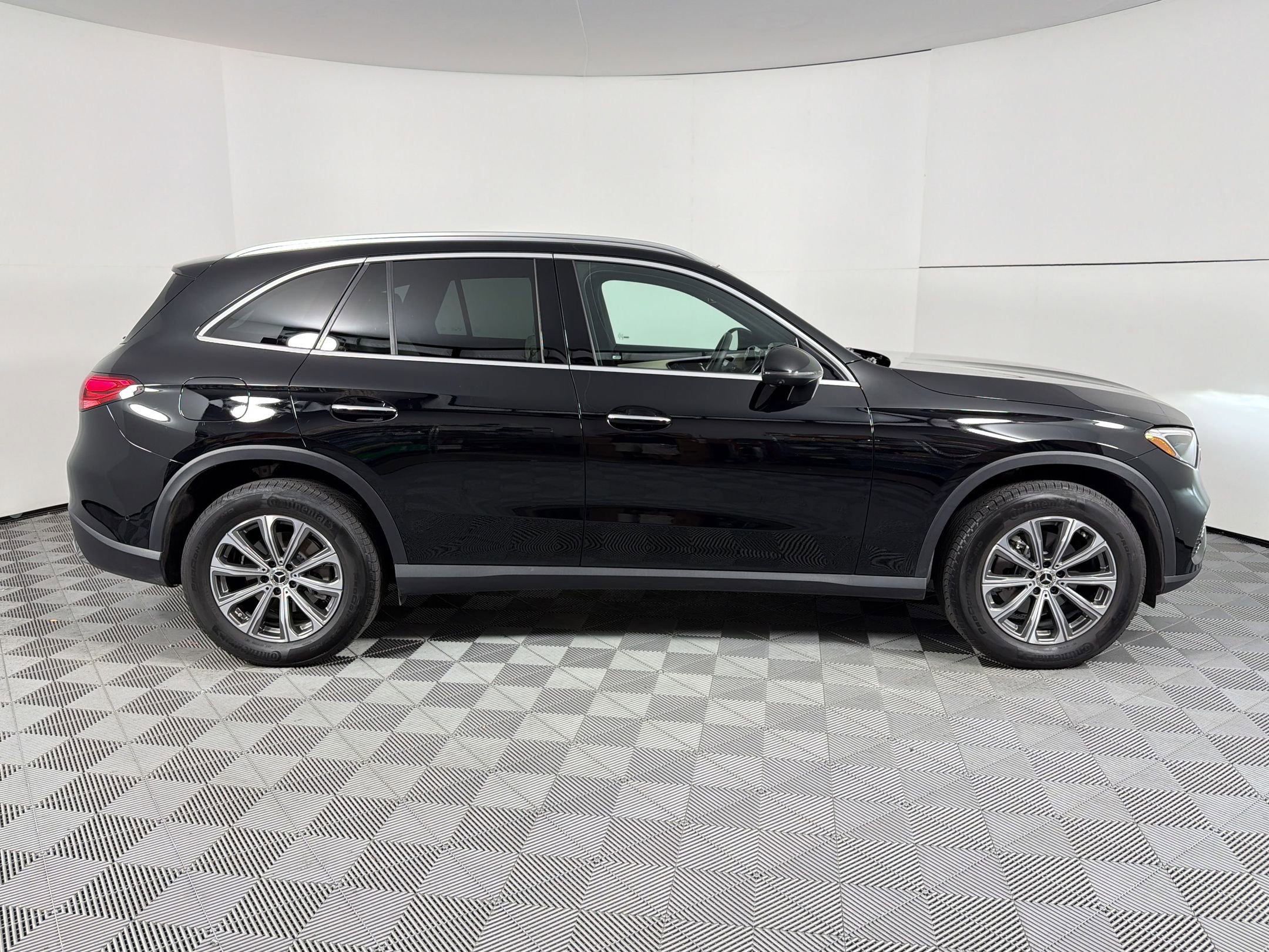 Used 2025 Mercedes-Benz GLC 300 image 8