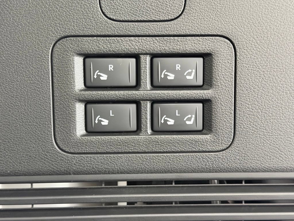 Used 2025 Nissan Armada Platinum w/ Convenience Package AWD/4WD image 35