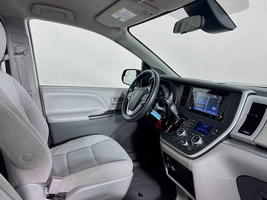 Used 2020 Toyota Sienna L image 31