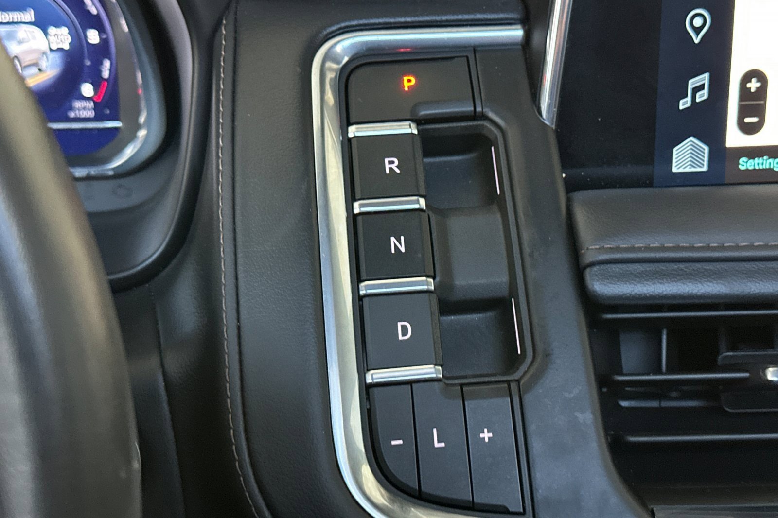 Used 2024 Chevrolet Tahoe High Country w/ Premium Package image 32