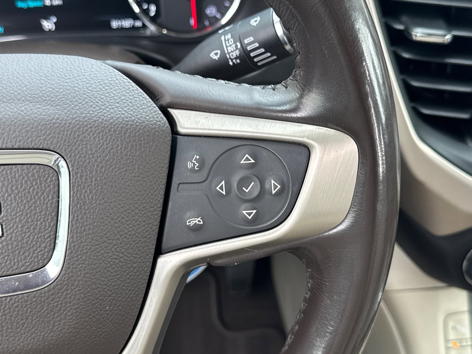Certified 2019 GMC Acadia Denali w/ Technology Package FWD image 25