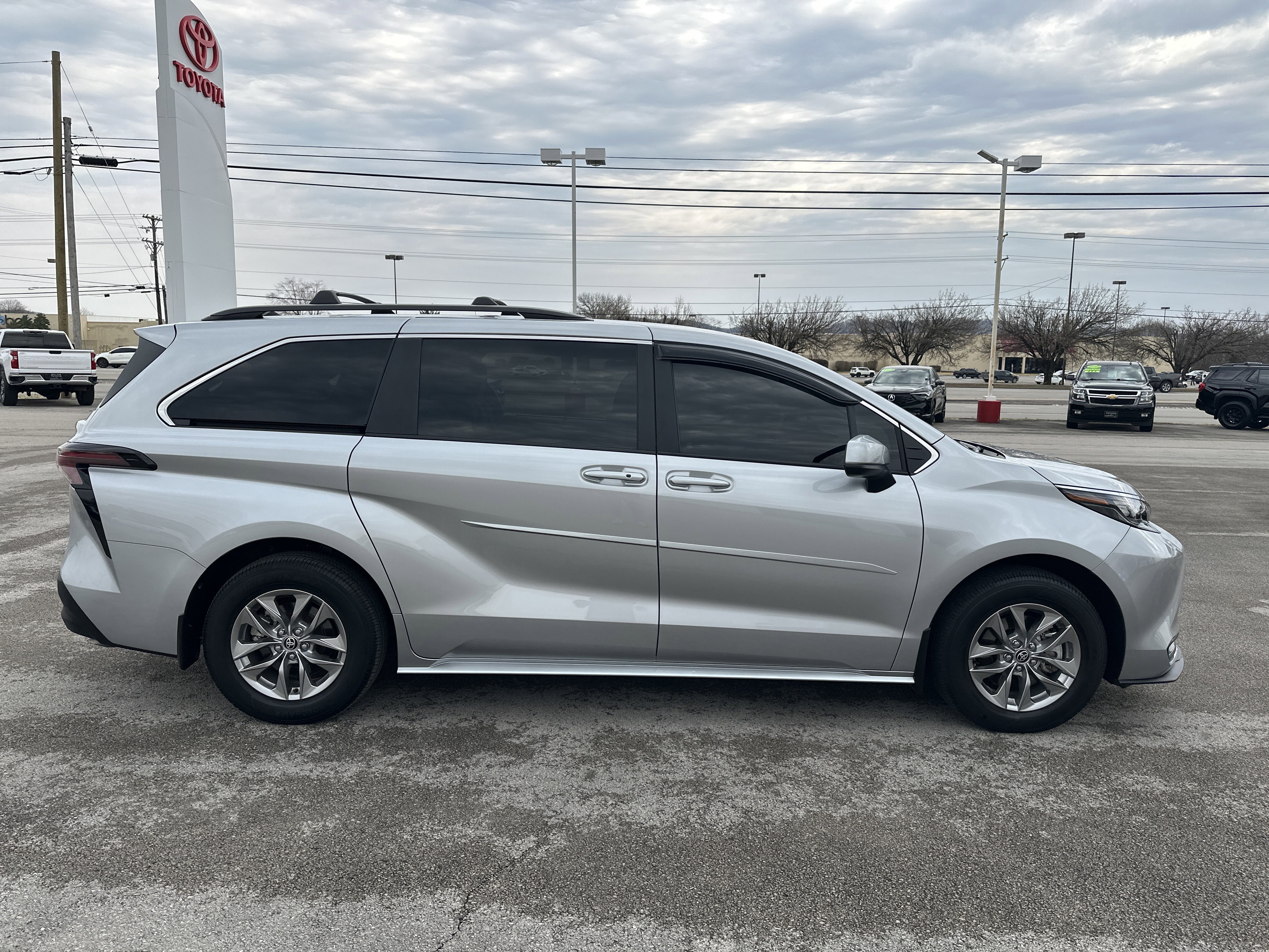 Used 2025 Toyota Sienna LE image 4