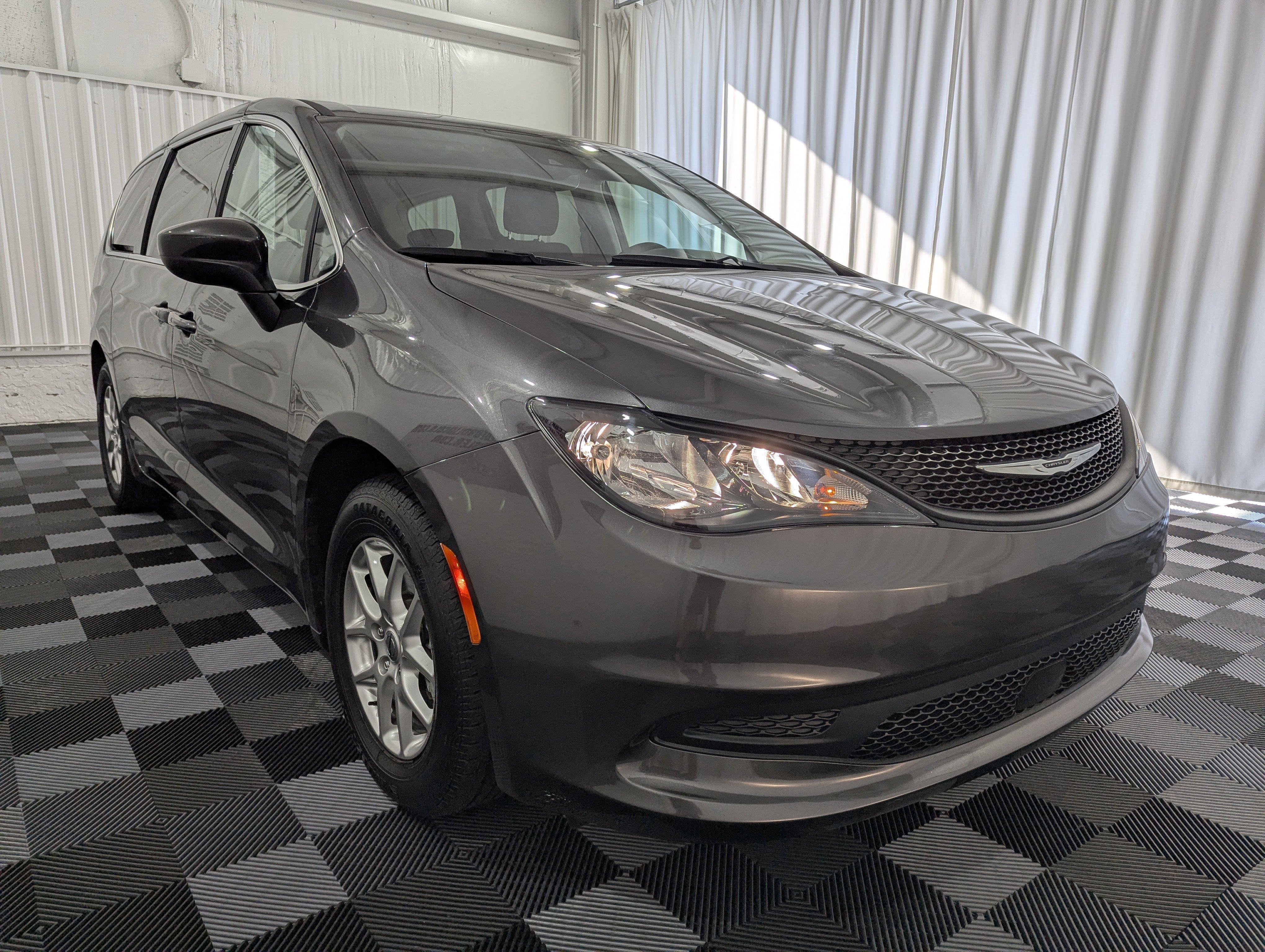 Used 2023 Chrysler Voyager LX FWD image 5