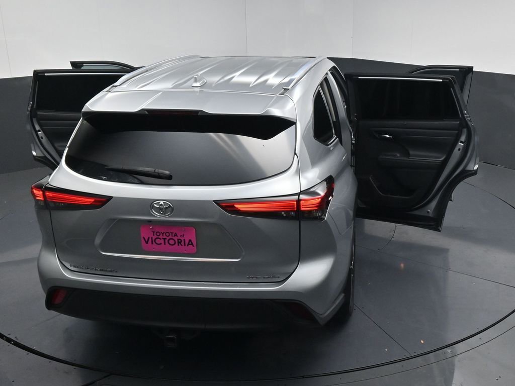 Used 2021 Toyota Highlander XLE image 26