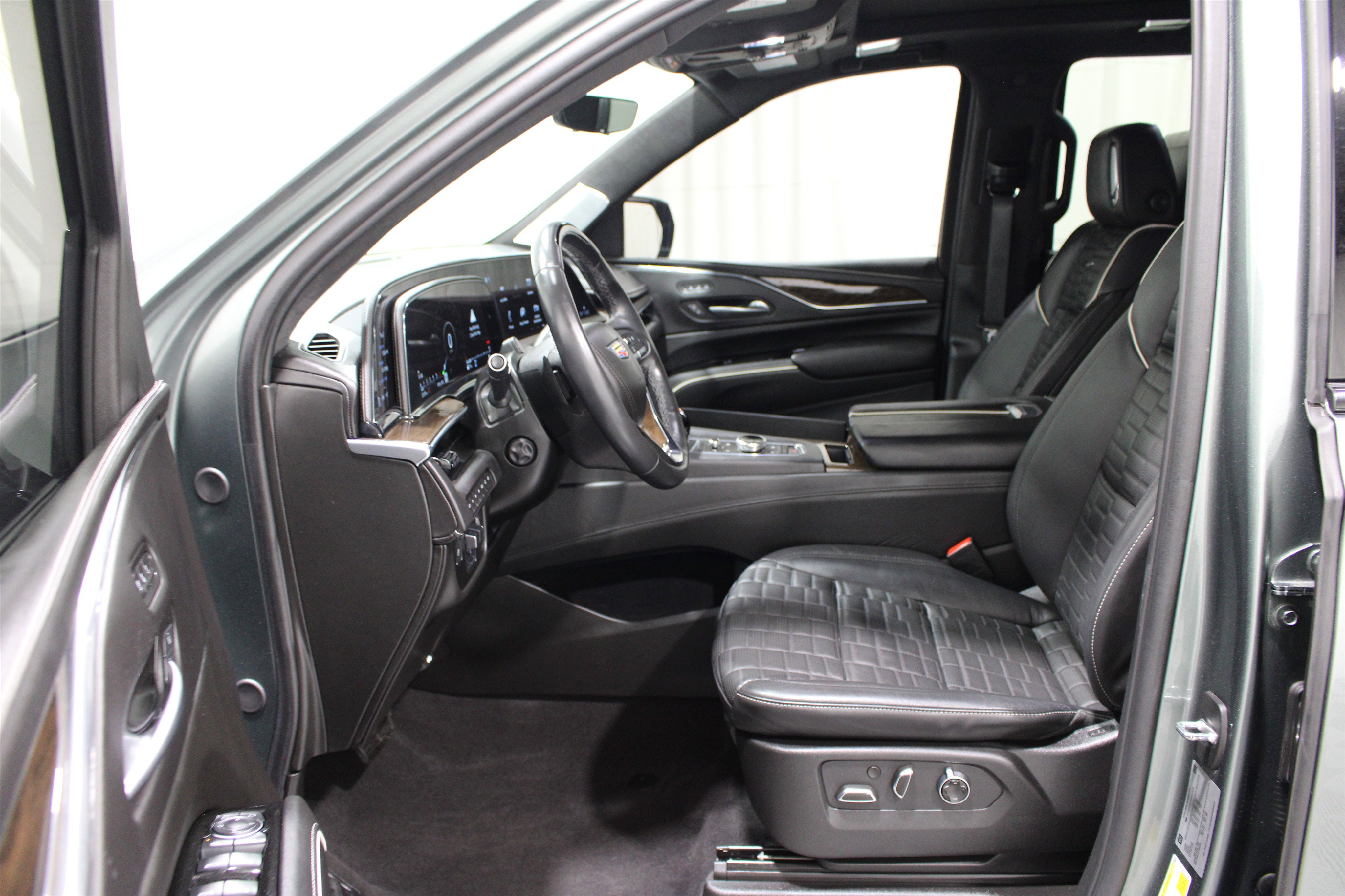 Certified 2024 Cadillac Escalade Sport Platinum w/ LPO, ONYX Package AWD/4WD image 3