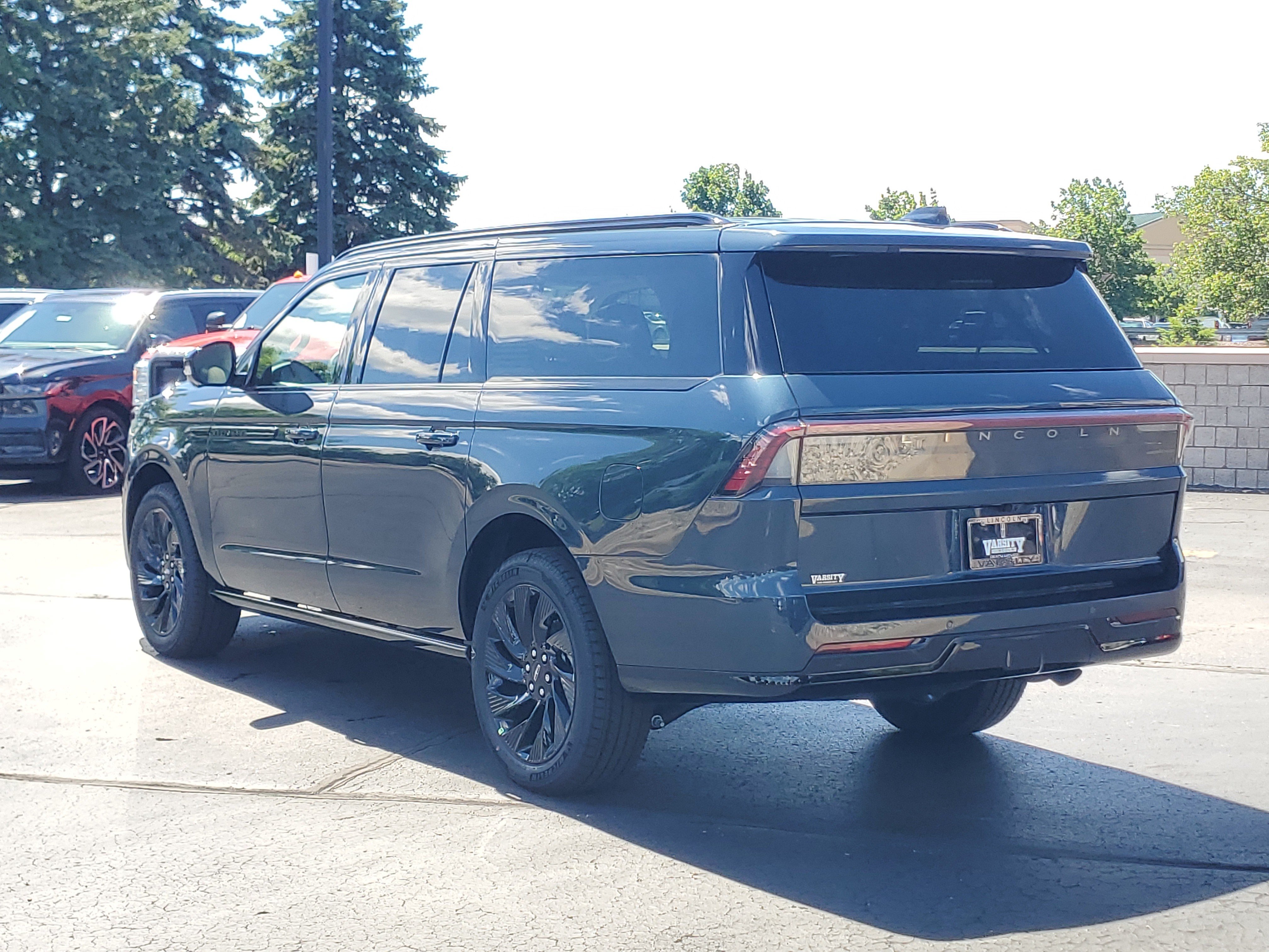 New 2026 Lincoln Navigator L Reserve w/ Jet Appearance Package AWD/4WD image 3