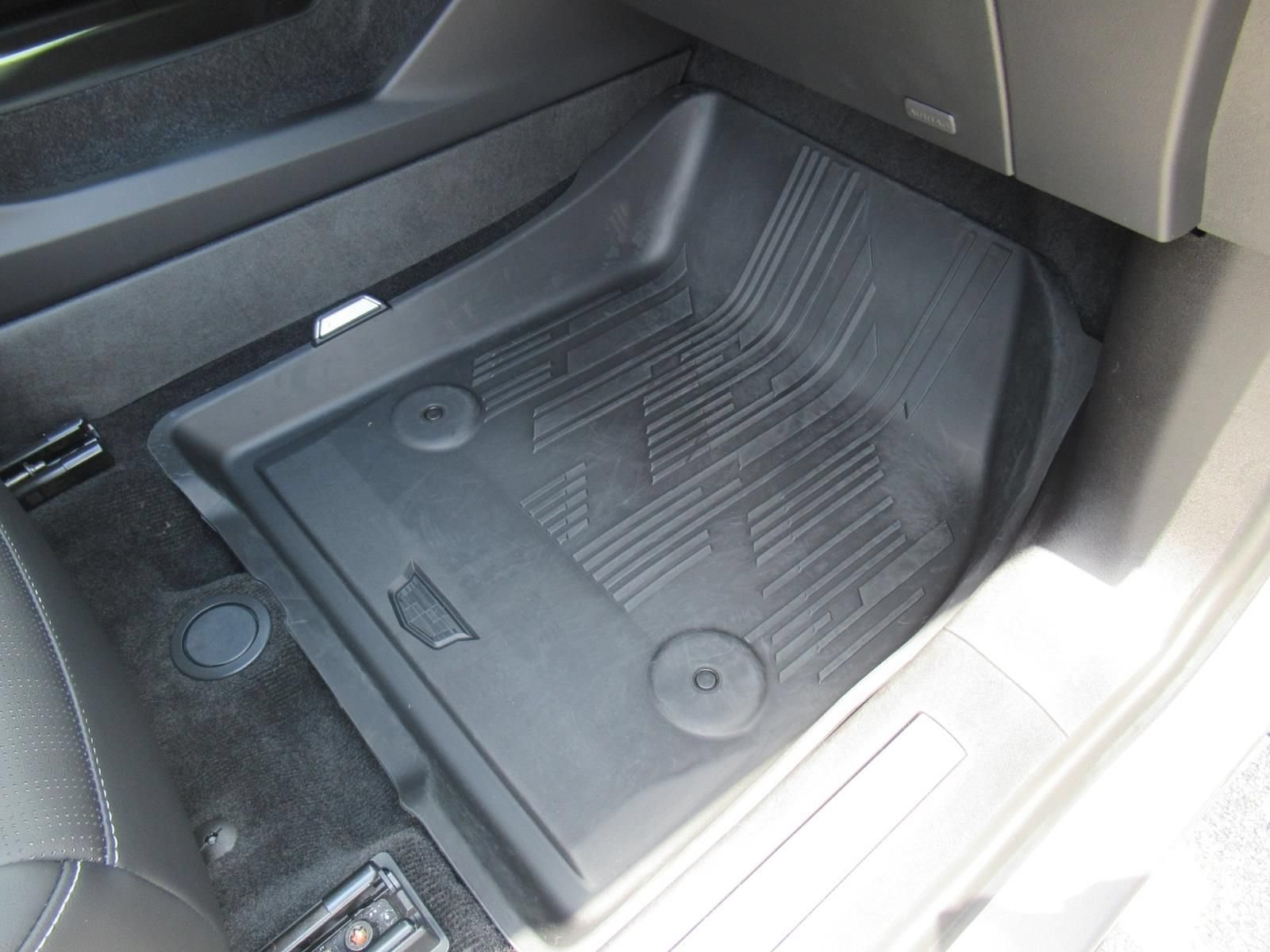 Certified 2025 Cadillac Optiq Sport 2 w/ LPO, Floor Liner Package AWD/4WD image 33