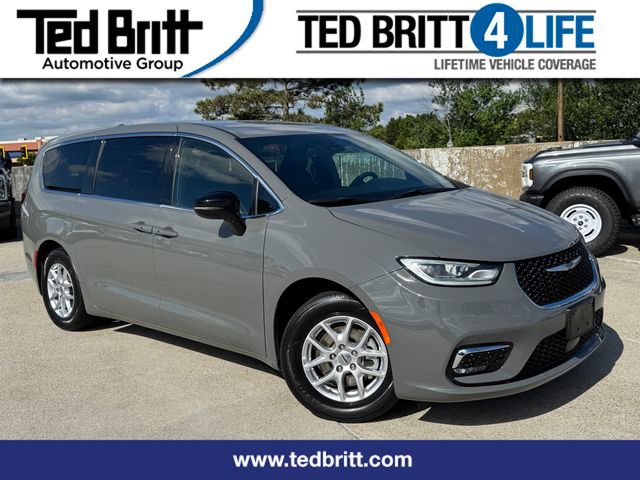 Used 2025 Chrysler Pacifica Select