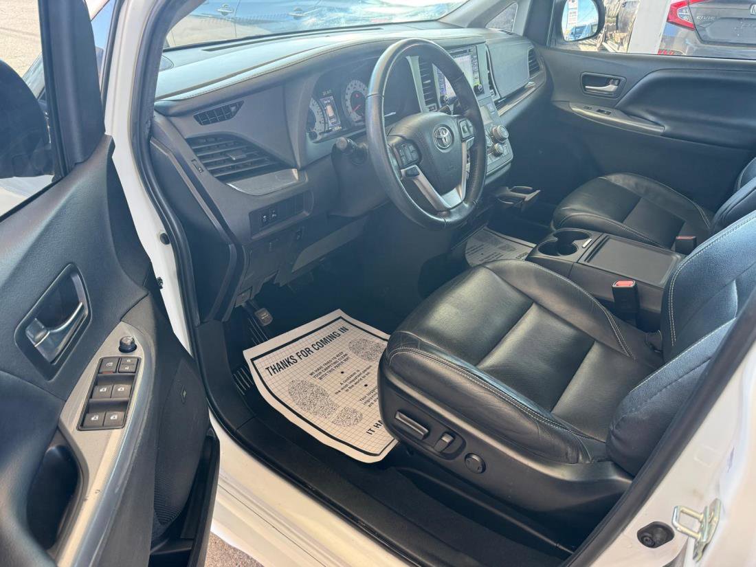 Used 2020 Toyota Sienna SE Premium w/ Nightshade Edition image 11