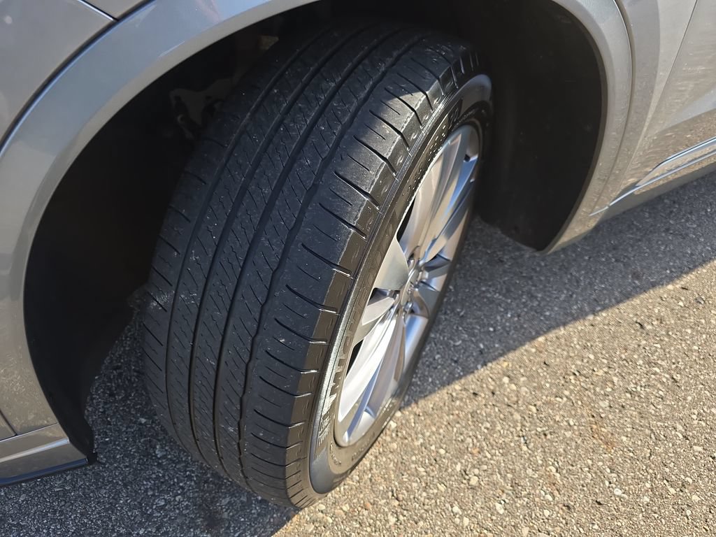 Certified 2024 Cadillac XT6 Premium Luxury w/ LPO, Floor Liner Package AWD/4WD image 36