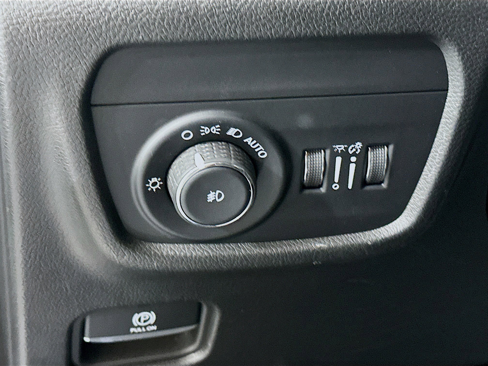 Used 2023 Jeep Grand Cherokee Limited w/ Luxury Tech Group II RWD image 17