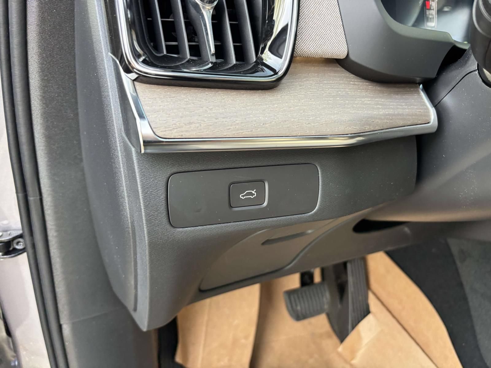 New 2026 Volvo XC90 B6 Plus w/ Protection Package Premier AWD/4WD image 15