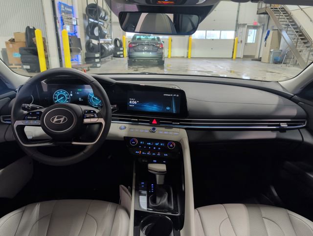Certified 2025 Hyundai Elantra Limited image 5