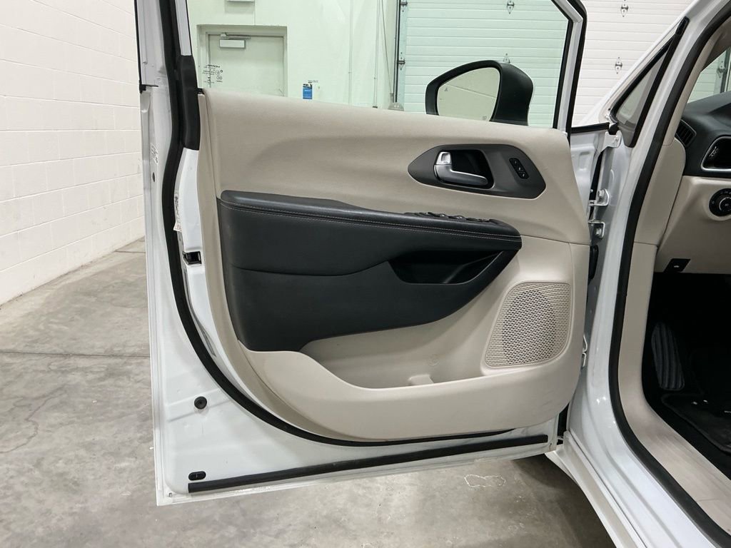 Used 2023 Chrysler Pacifica Touring-L image 15