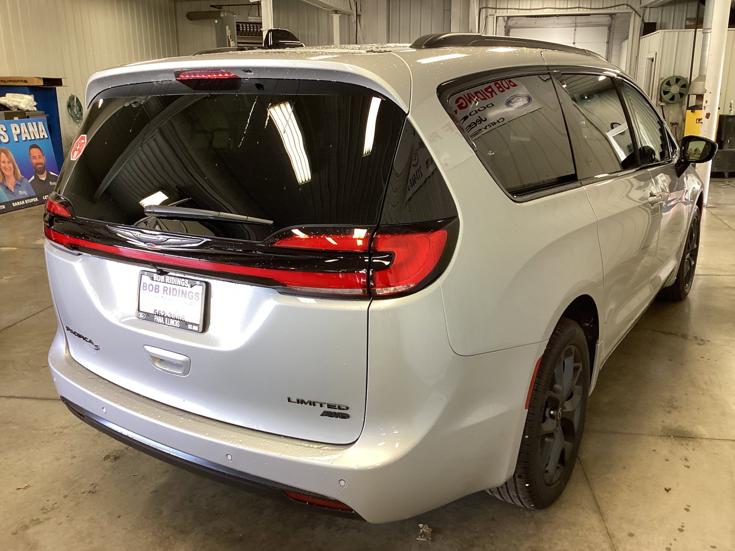 New 2026 Chrysler Pacifica Limited w/ S Appearance Package AWD/4WD image 7